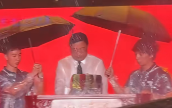 富途证券 浙工大回应新生撑伞淋湿校长：校长拒绝雨披后新生自发打伞，给学生都准备了雨衣和姜茶