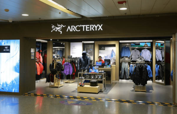 金斧子配资 始祖鸟母公司股票大跌！消费者吐槽始祖鸟售价一涨再涨但质量堪忧:“1000多的短裤穿一个夏天就开胶”